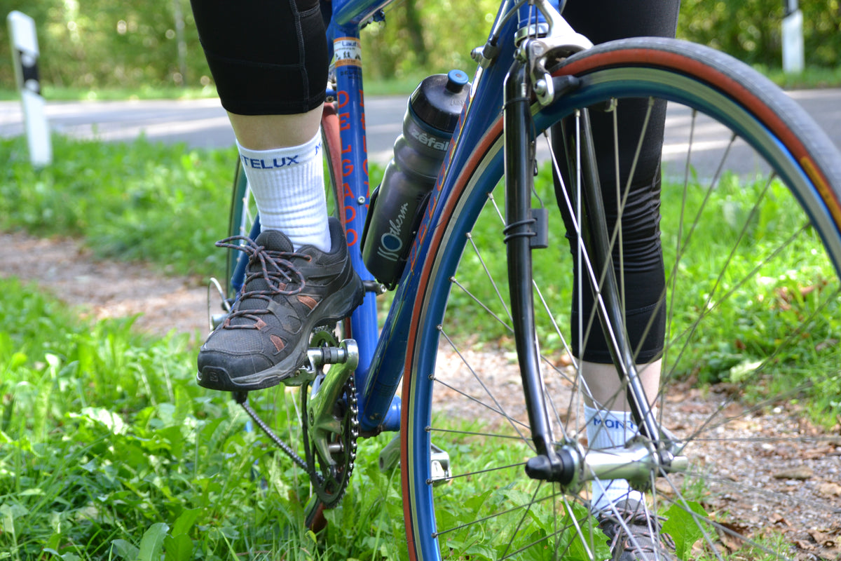 Montelux Performance Sportsocken beim Radfahren auf dem Rennrad