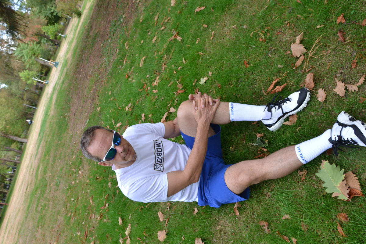 Sportler mit weißen Montelux Performance Socken im Freien