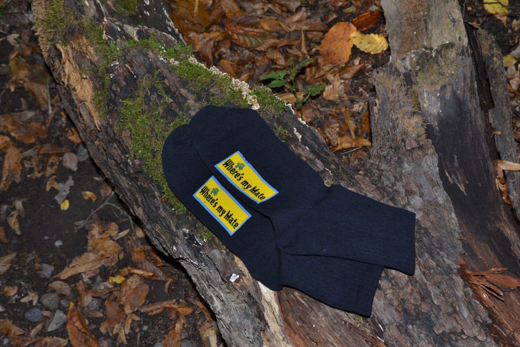 Where is my mate Socke auf Waldboden, treuer Gefährte für Outdoor-Ausflüge und den Alltag