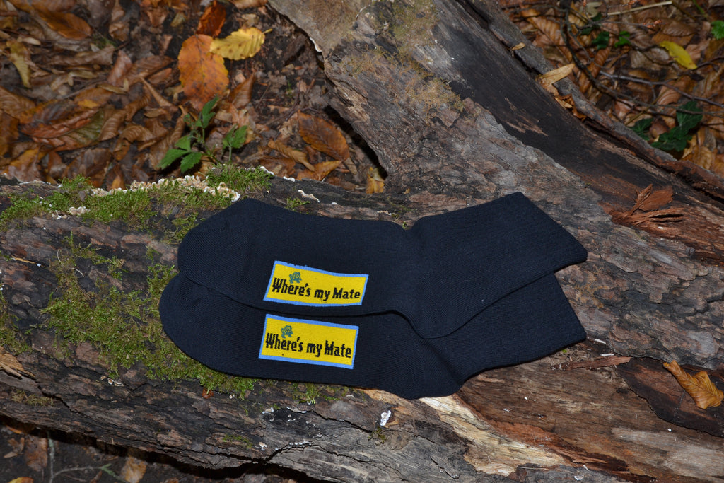 Where is my mate Socke liegt auf Waldboden zwischen Laub und Moos – der wilde Begleiter für jedes Abenteuer